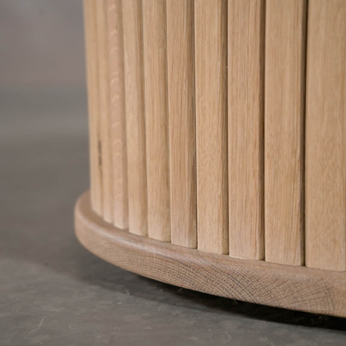 close up detail of the Split Como base in Oak finished in Clear D
