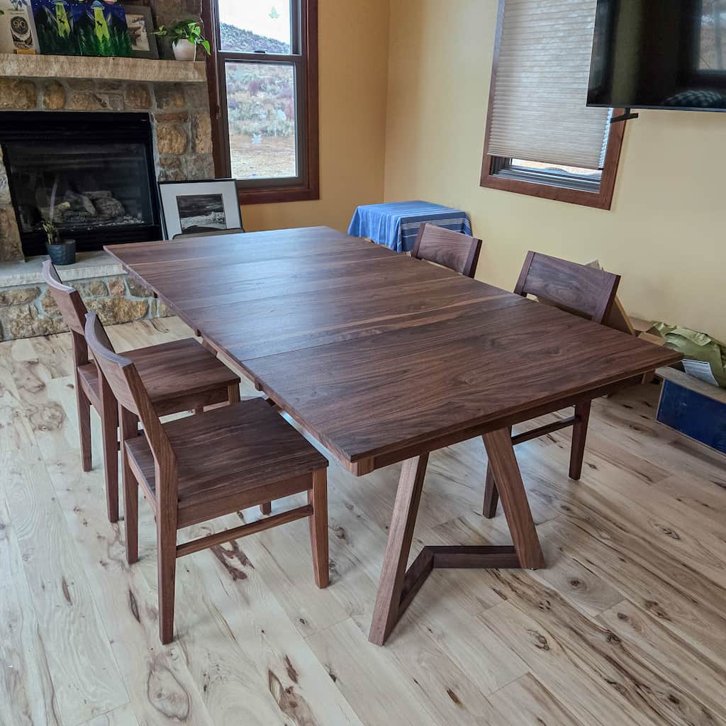 Square extendable table