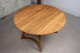 round oak table on chesboro legs 