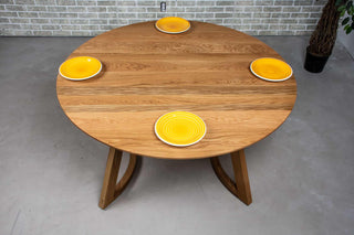 round oak table on chesboro legs 
