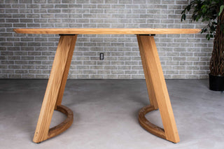 round oak table on chesboro legs 